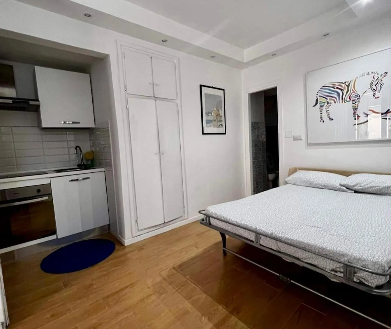 Tiny Bedsit Room Roma İtalya